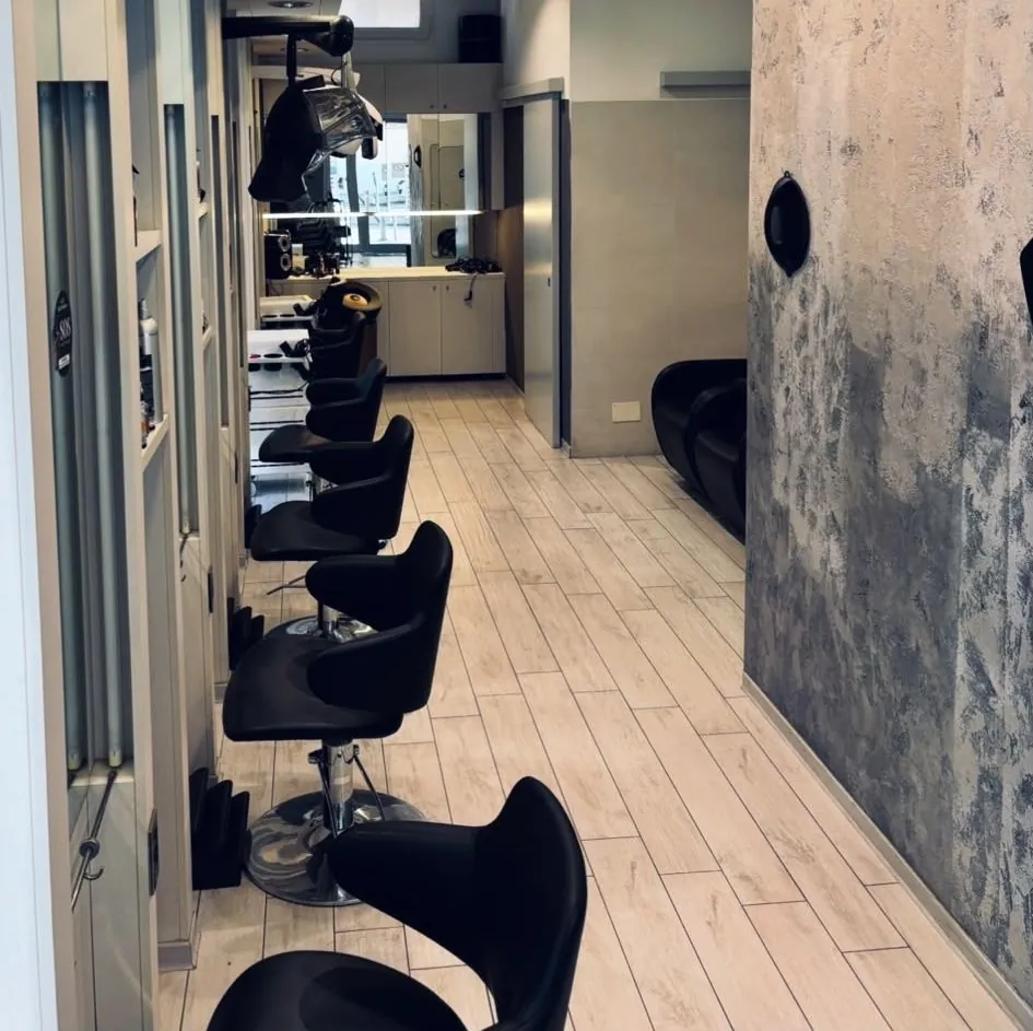 Le postazioni del salone in Via dal Lino